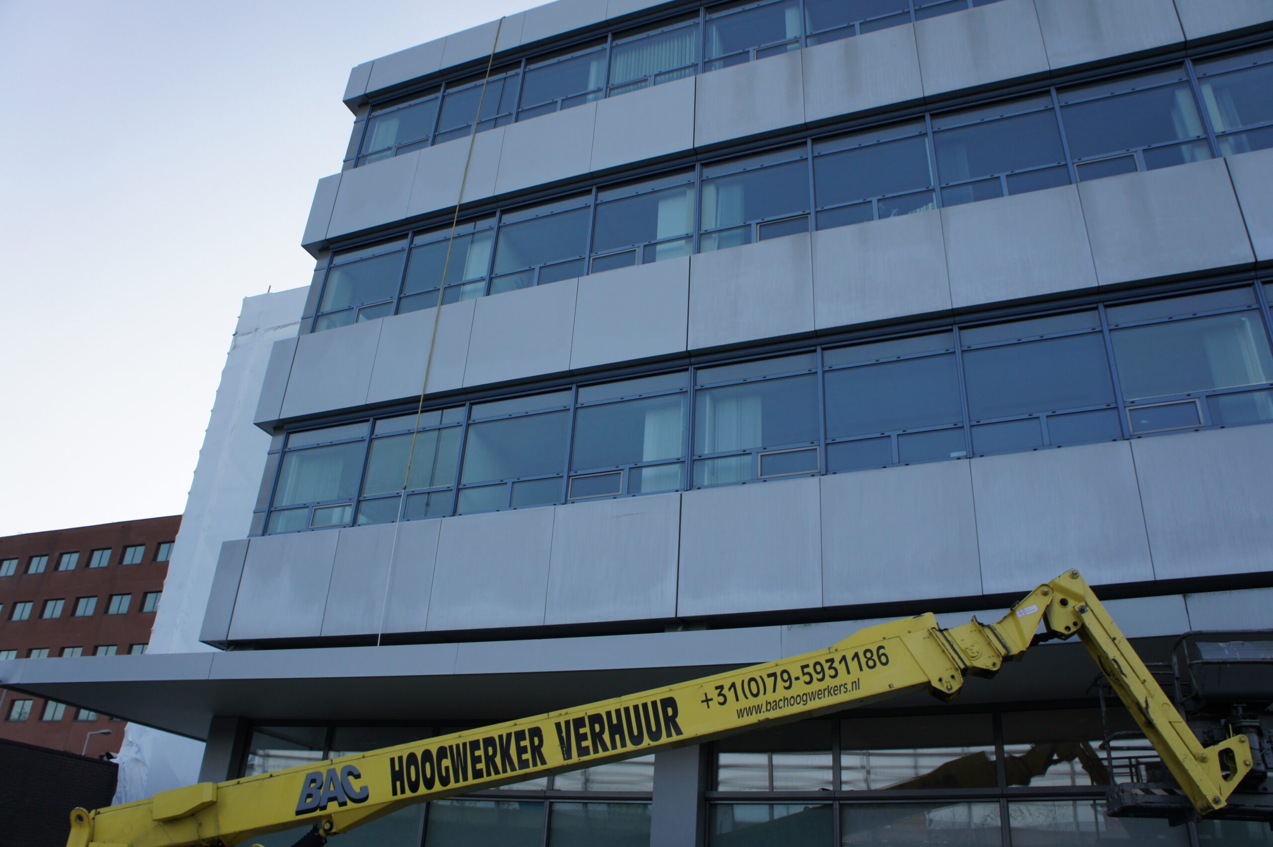 Gevelonderhoud aan een groot bedrijfsgebouw