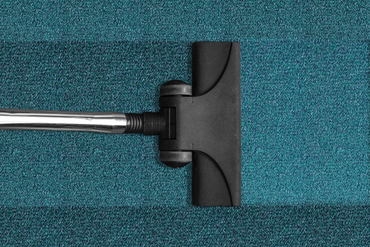 Zorgvuldige reiniging van een vloer in een woning