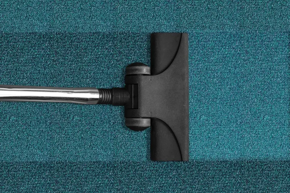 Zorgvuldige reiniging van een vloer in een woning