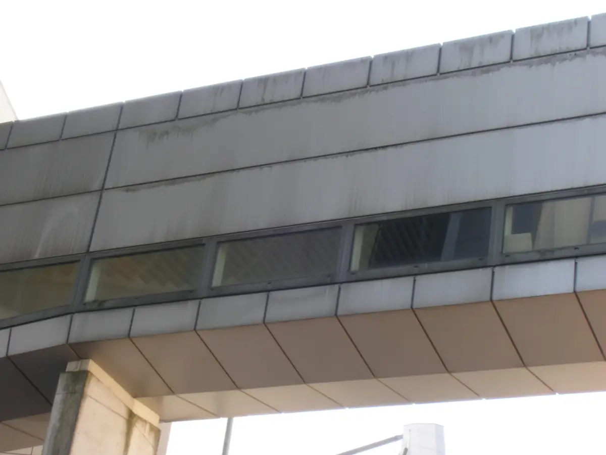 Gevelbeplating bij bedrijfspand