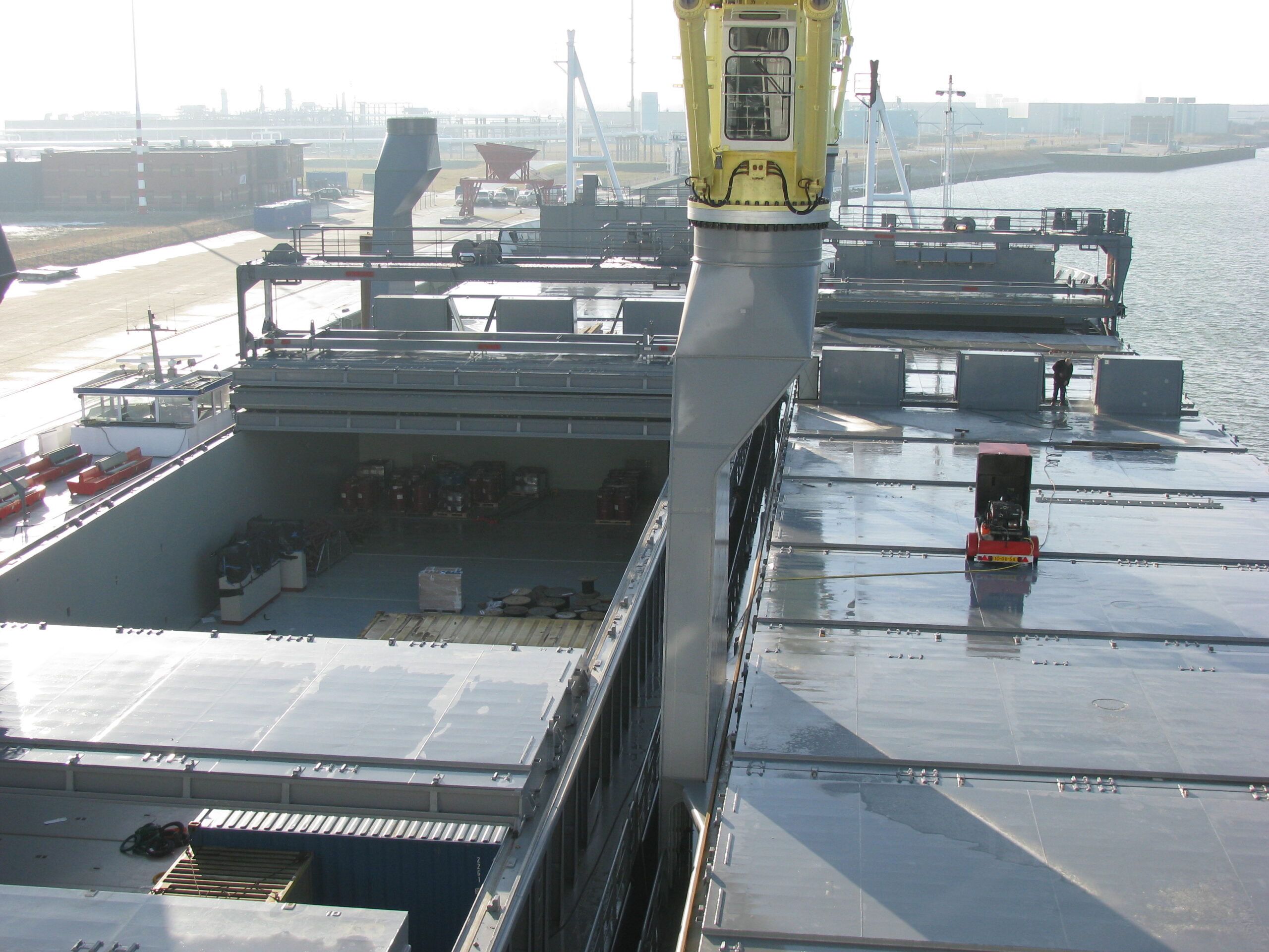Specialistische reiniging op een groot industrieel object